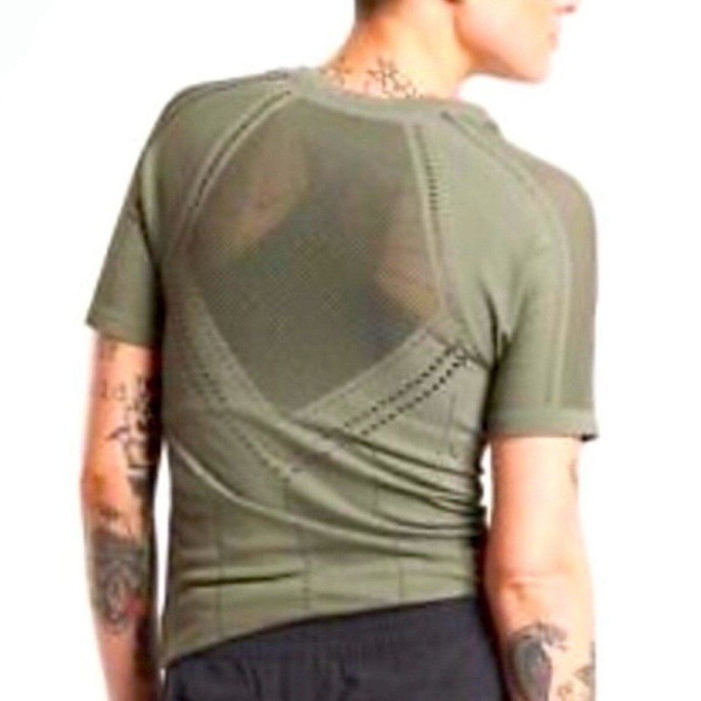 Athleta Green Short Sleeve Athletic Top with Crew Neck and Raglan Sleeves - Picture 4 of 5